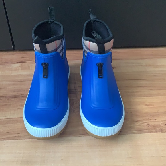 Burberry
Flinton Check Rain Booties Size 33 - Picture 4 of 9